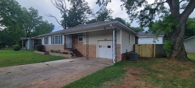 Building Photo - 3 Bedroom 2 Bathroom SW Huntsville