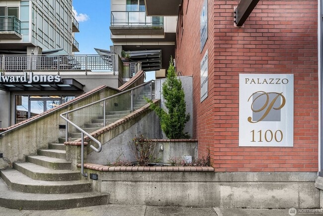 Building Photo - 2Bd/1.75Ba Bellevue Condo