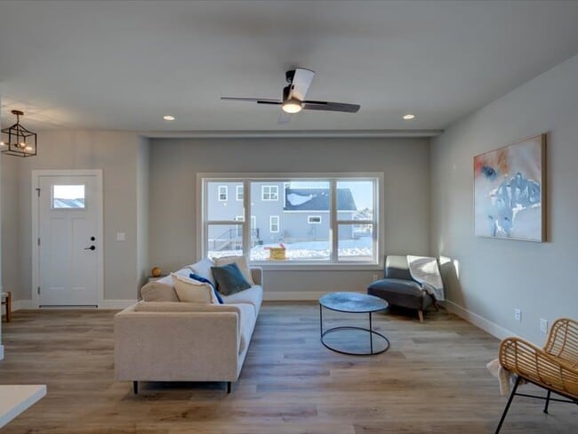 Building Photo - 4880 Romaine Rd