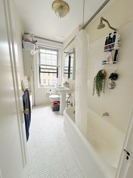 Building Photo - 120 Riverway