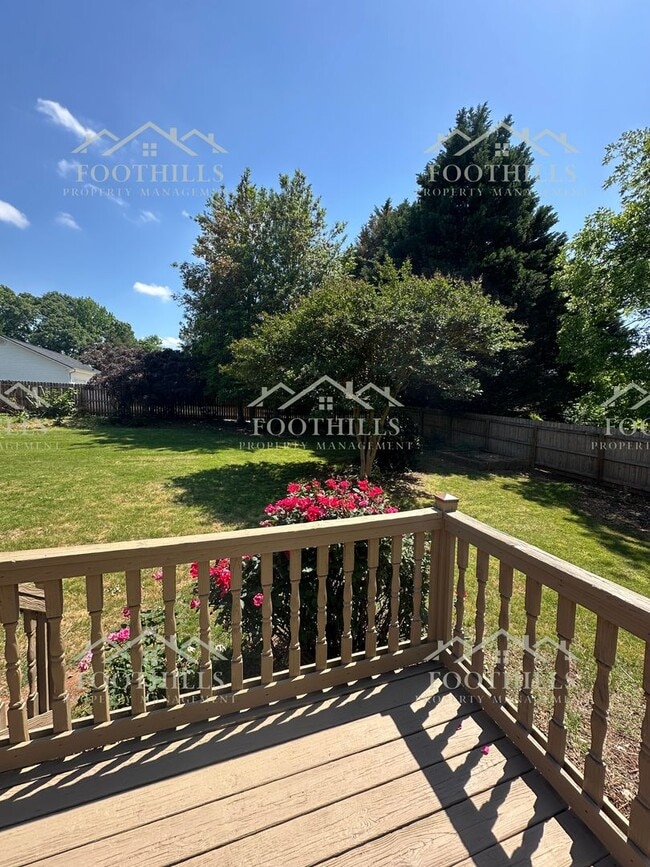 Building Photo - Stylish and Spacious 4-Bed Home with Scree...