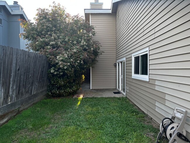 Building Photo - Newly Renovated 2 Bedroom, 2 Bathroom 1050 Sqft. 1/2 Plex Orangevale Home for Lease.