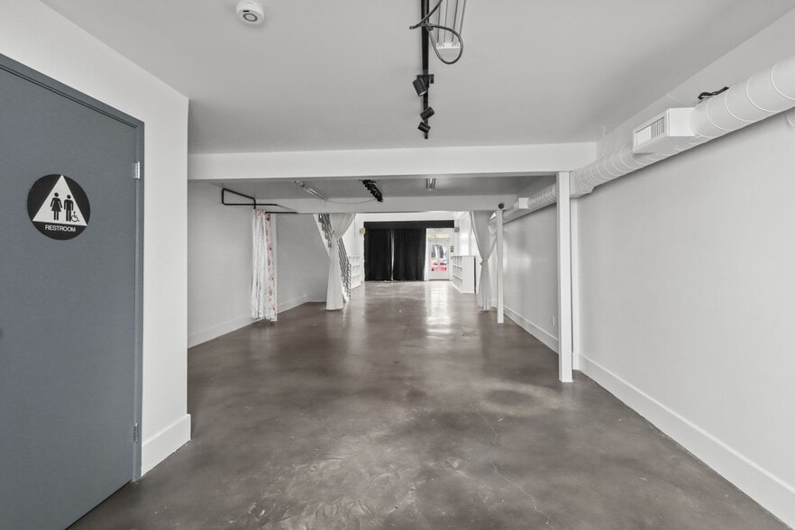 Building Photo - 1050 S Fairfax Ave