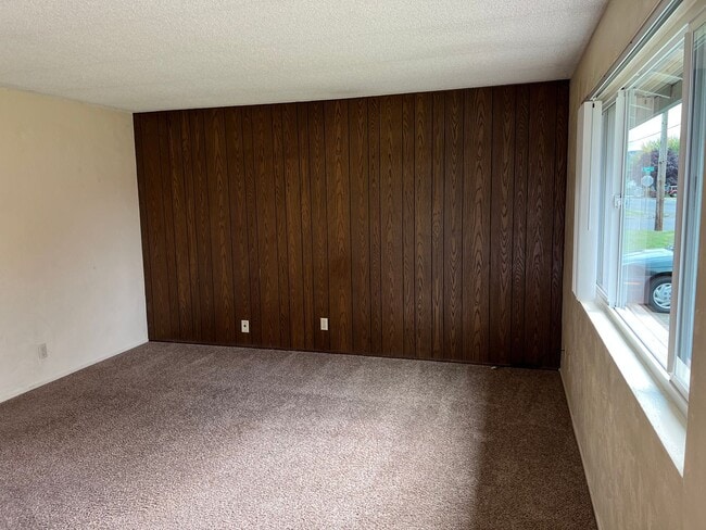Building Photo - Solid 2 bedroom 1 bath duplex with garage!