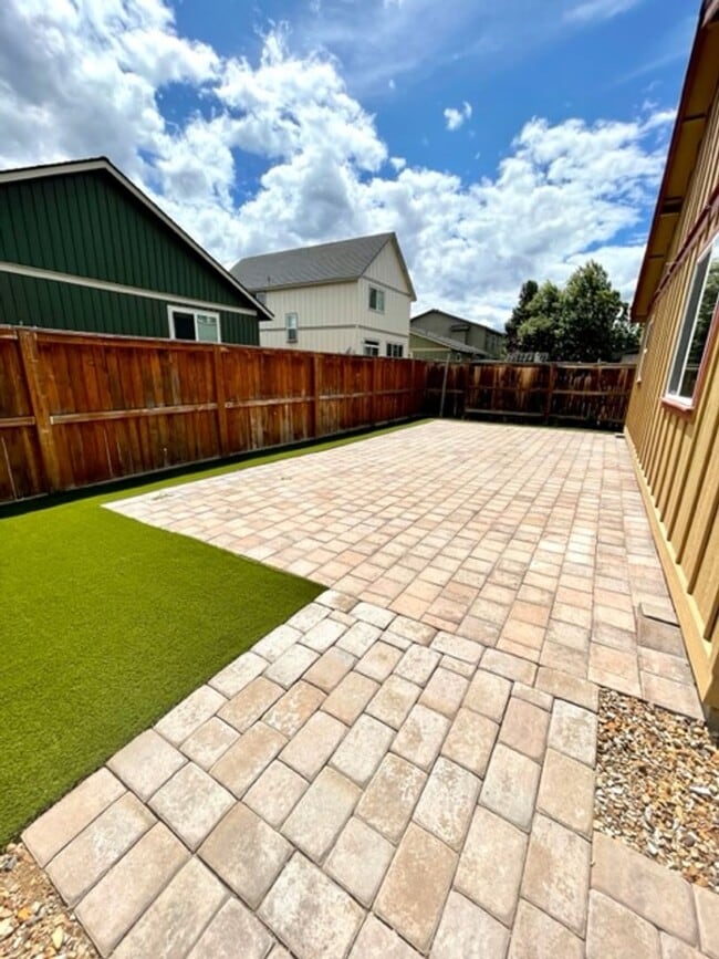 Building Photo - Single level home in NE Bend, close to sho...