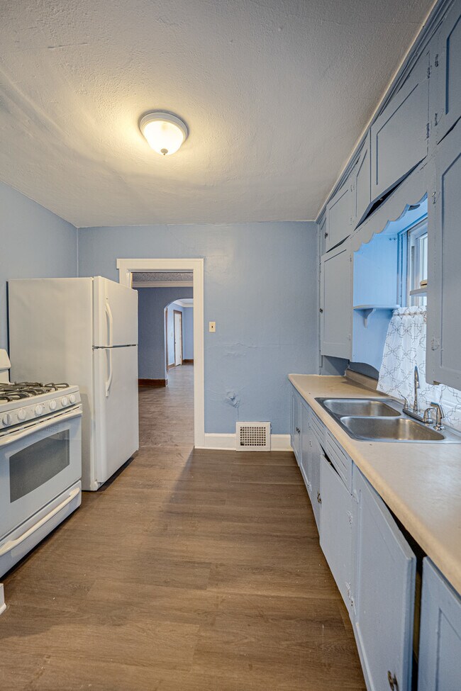 Building Photo - 2403 Elm St