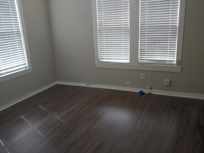 Building Photo - Large 1/1 duplex with central air in a gre...