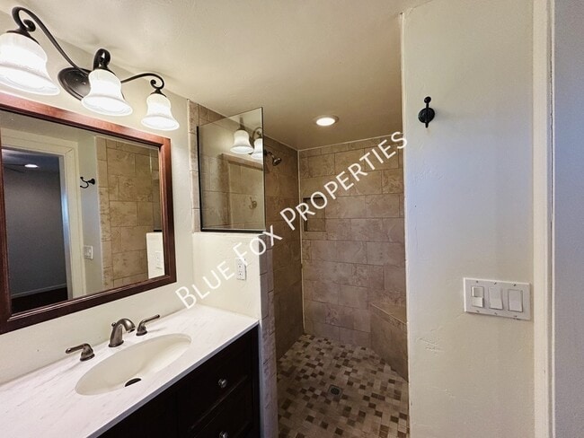 Building Photo - 3021 E Linden St