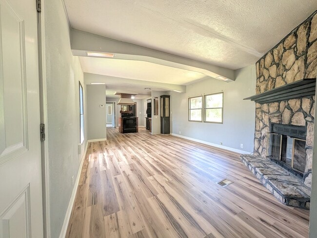 Building Photo - 107 Country Ln