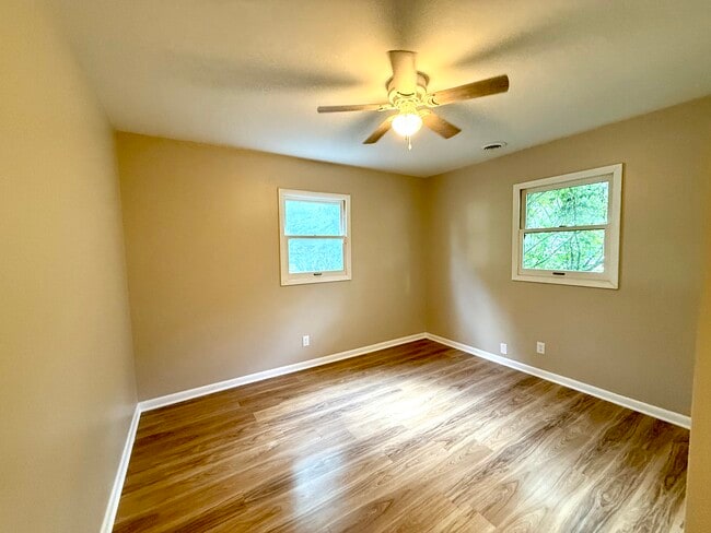 Building Photo - 916 E Fairlawn Dr