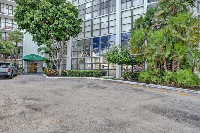 Building Photo - 1000 Parkview Dr