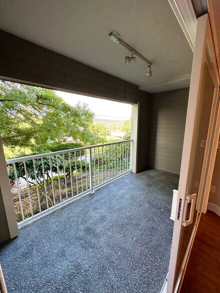 Porch - 2572 14th Ave W