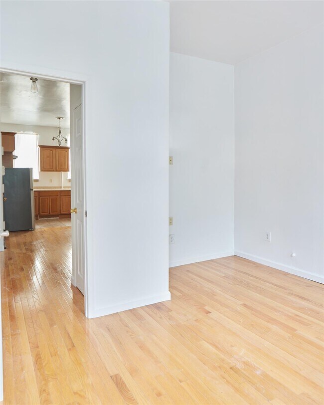 Building Photo - 354 S 5th St