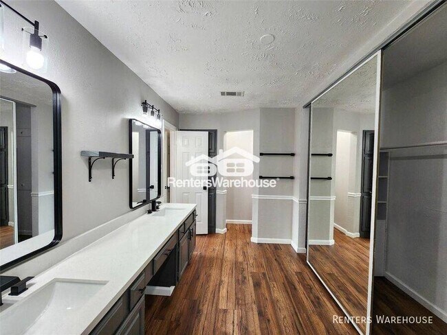 Building Photo - 2118 Creston Dr