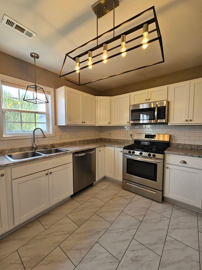 Building Photo - Updated 4Bed, 2.5 Bath in Jacksonville!