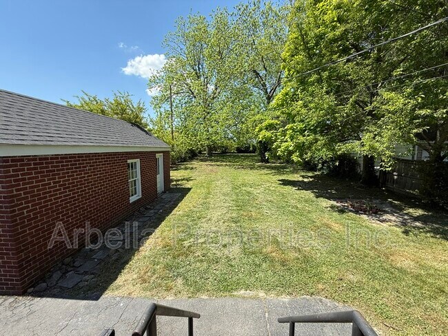 Building Photo - 1437 Valley St