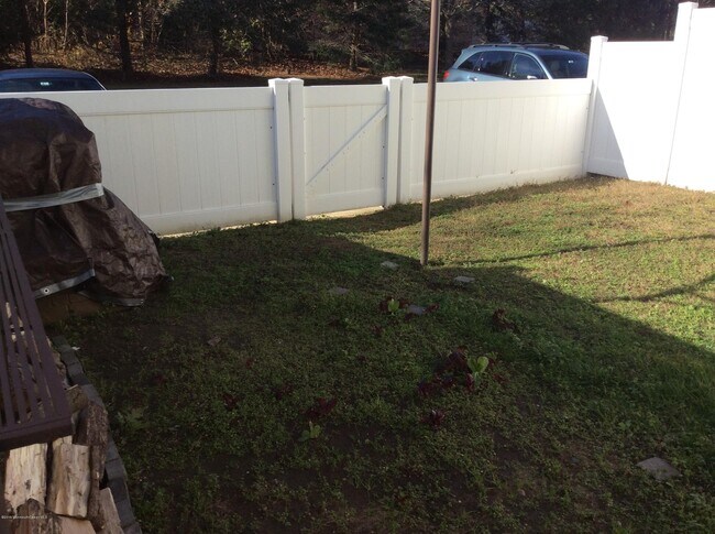 Building Photo - 185 Clubhouse Dr