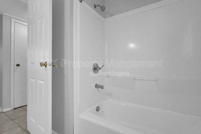 Building Photo - 2872 Howey Rd