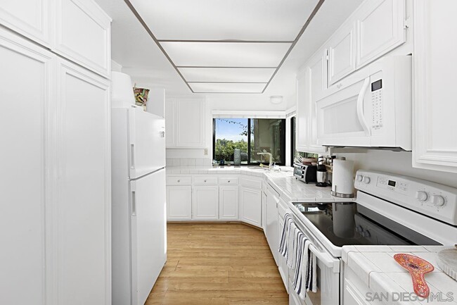 Building Photo - 6605 Caminito Scioto