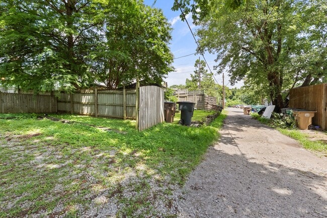 Building Photo - 413 Lockland Dr
