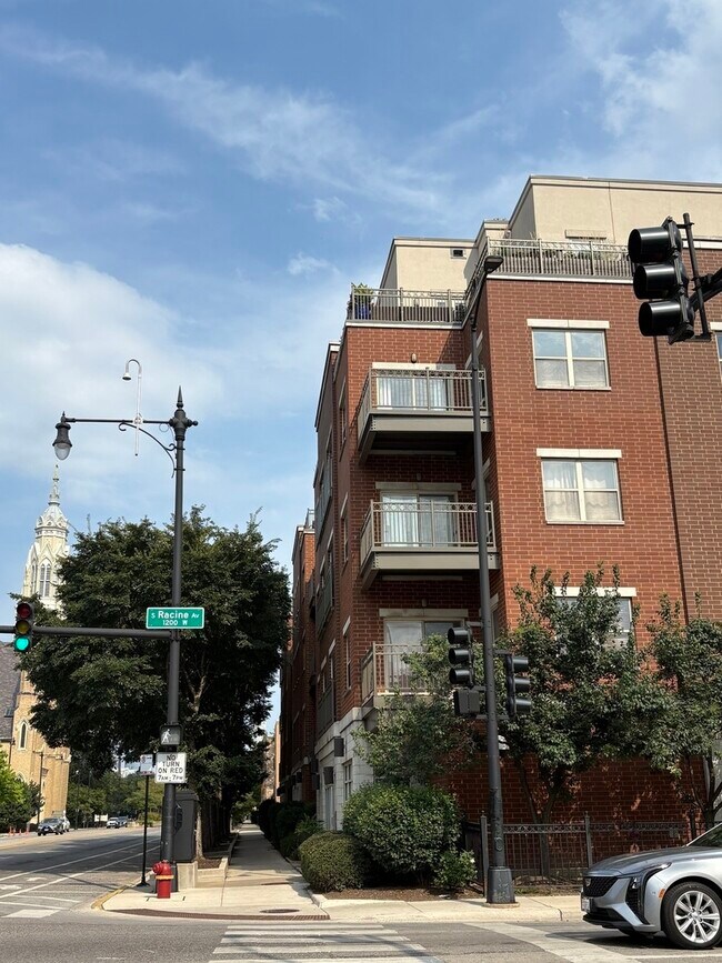 Building Photo - 1155 W Roosevelt Rd