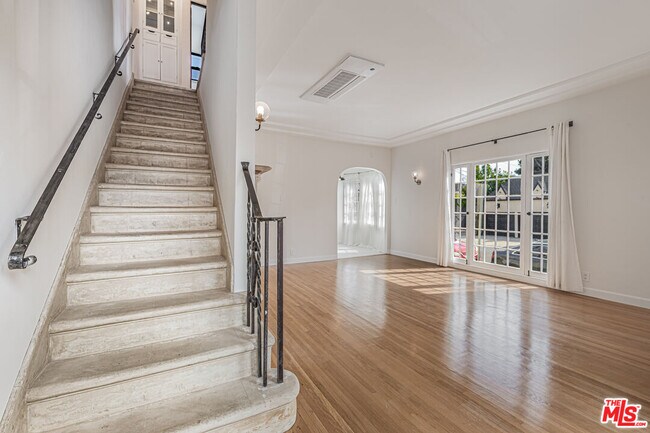 Building Photo - 152 S Roxbury Dr