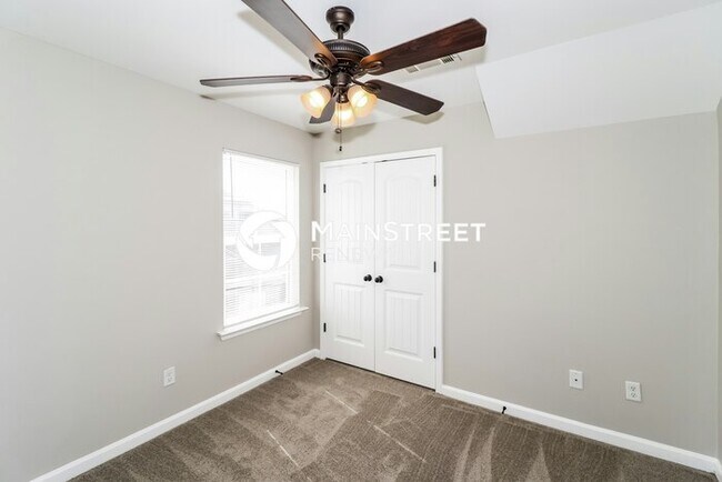 Building Photo - 4 Bedroom Pet-Friendly Home in Memphis, TN with Main Street Renewal