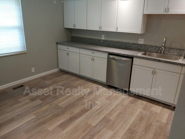 Building Photo - 716 Shadycrest Dr
