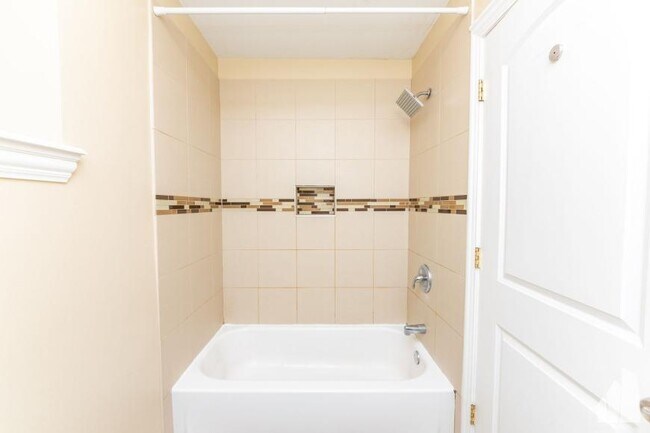 Building Photo - 2 bedroom in Chicago IL 60657
