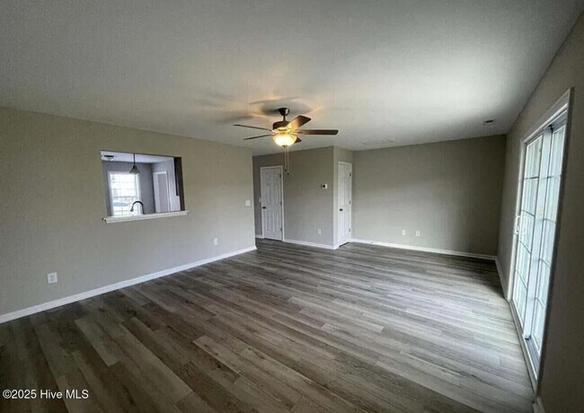 Building Photo - 312 S Pointe Dr