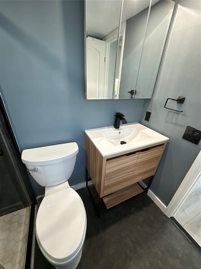 Building Photo - 1101 Crystal Lake Dr