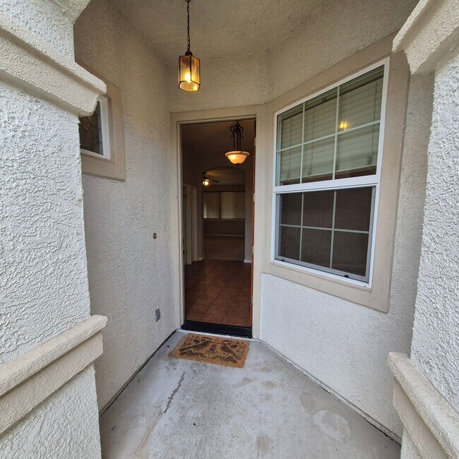 Building Photo - Excellent single story floor plan, nice area of Elk Grove