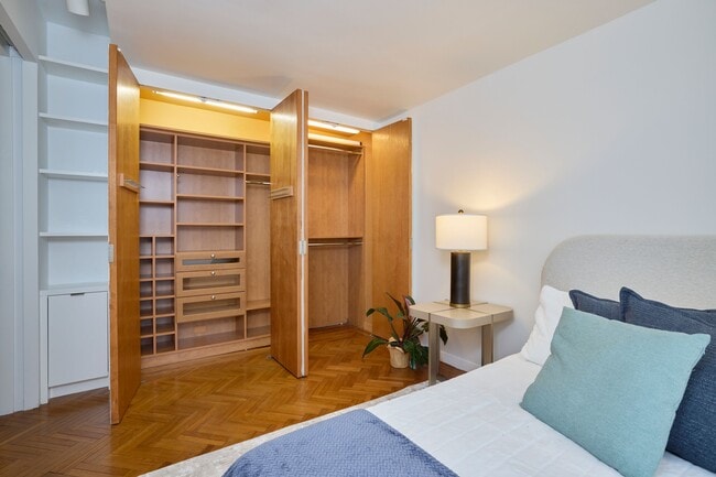 Building Photo - 15 W 53rd St