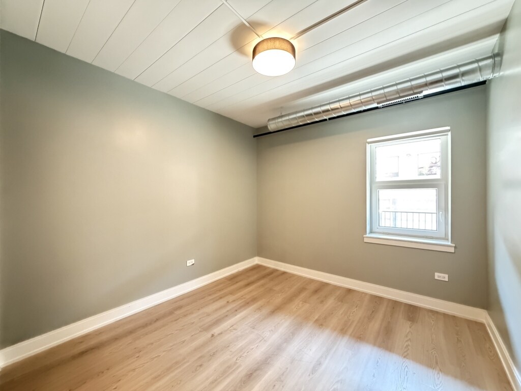 Building Photo - 941 W Belmont Ave