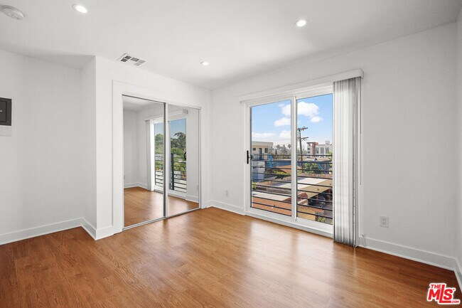 Building Photo - 818 N Hobart Blvd