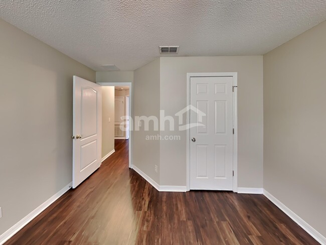 Building Photo - 1913 Southern Oak Loop