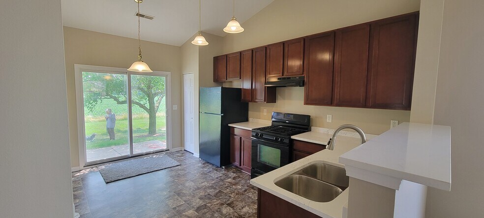 Kitchen - 7601 E 112th Ave