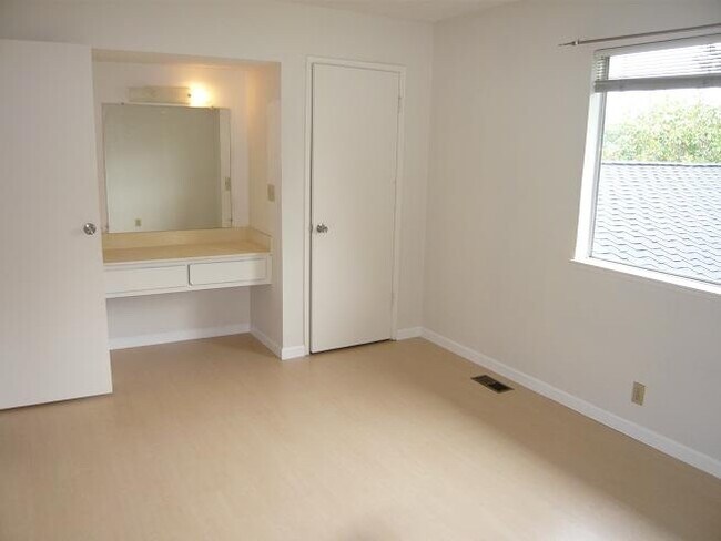 Building Photo - Walking distance to Union City Bart Station, Marina Food and Logan High