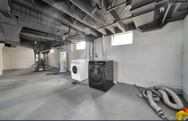 Building Photo - 8550 Outer Dr W