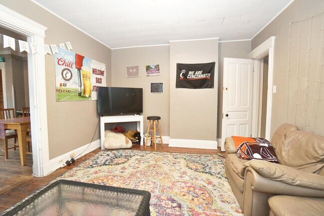 Building Photo - 5 Bedroom/ 2 Bathroom on Fairview Mins. from UC Campus Only $695/pp ($3475/mo)!