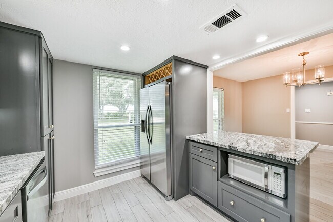 Building Photo - Rare Horse-Ready Property in Manvel