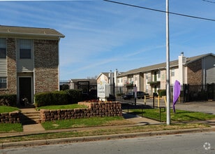 Building Photo - Carlyle Crossing