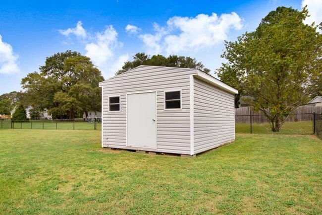 Building Photo - WONDERFUL 3 BR, 2 BA w/ attached garage *D...