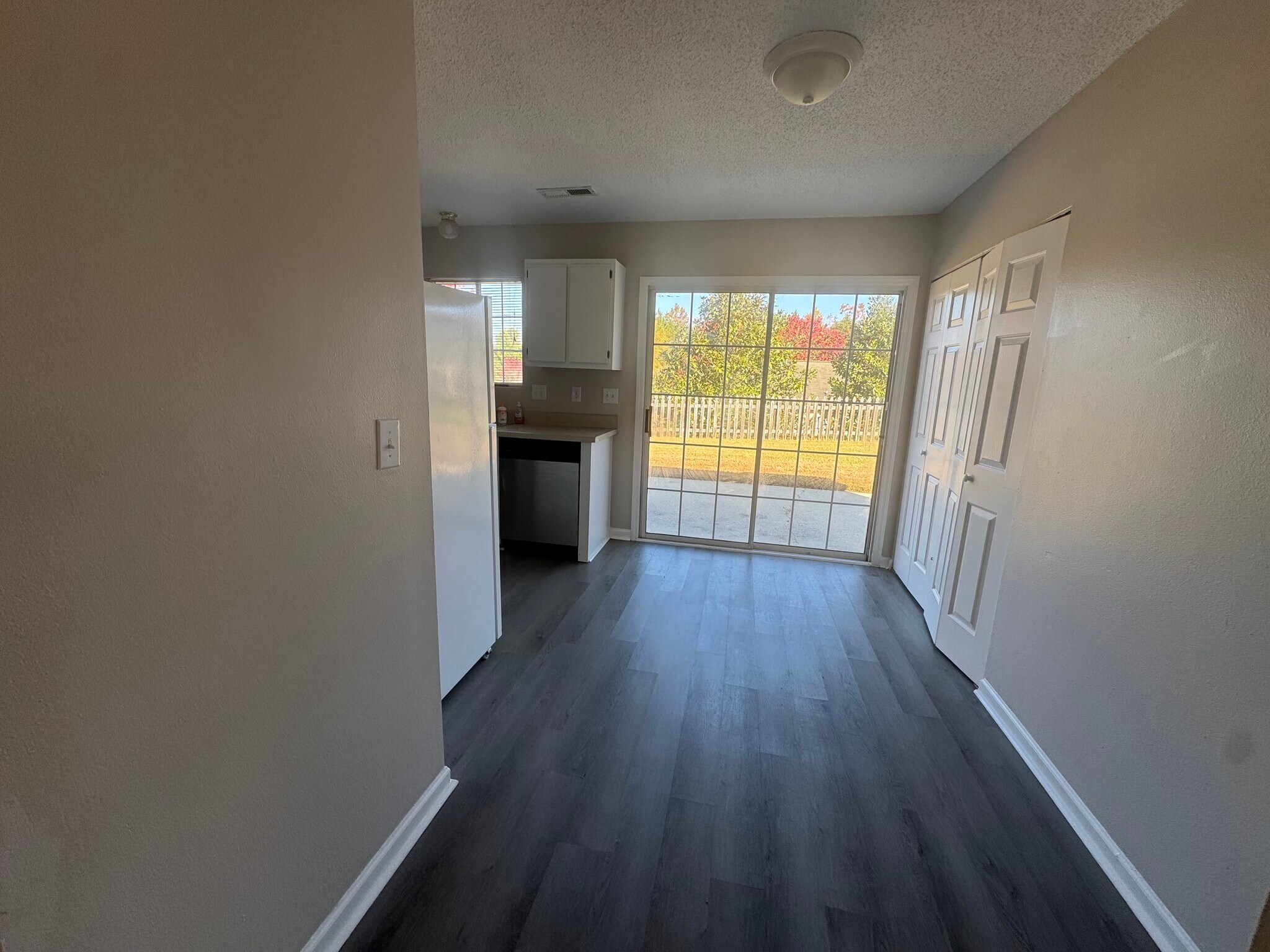 Building Photo - 2467 Stratford Lake Rd