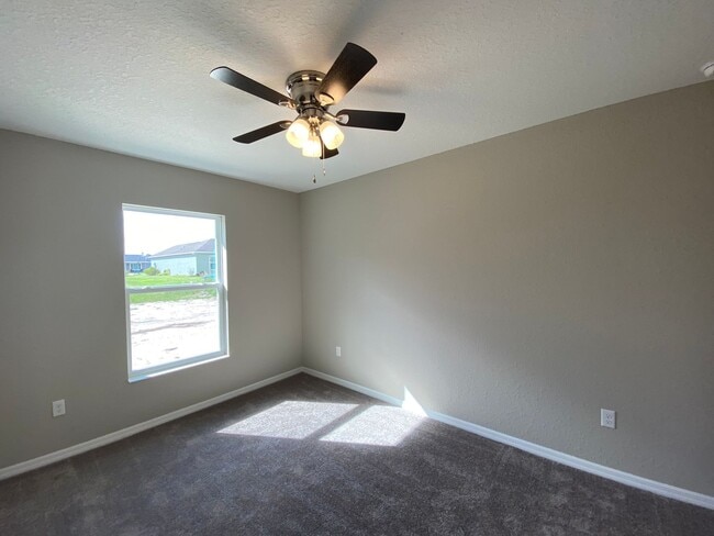 Building Photo - Desirable SE Ocala neighborhood 3/2/2 ** Wont Last**