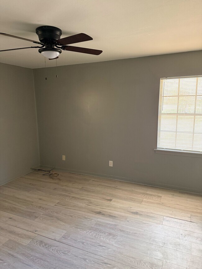 Building Photo - 2260 W McDowell Rd