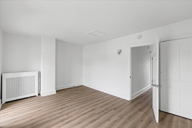 Building Photo - 206 N Broadway