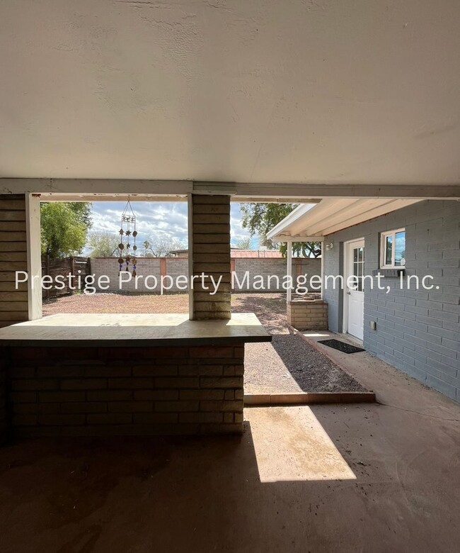 Building Photo - Welcome to This Lovely 3/2.5 East Side Home!!