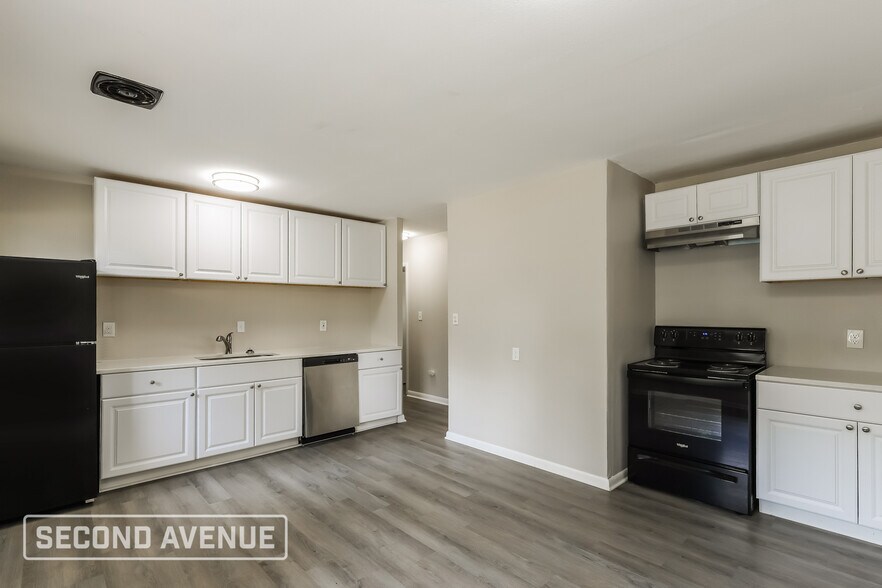 Building Photo - 9655 Manhattan Dr