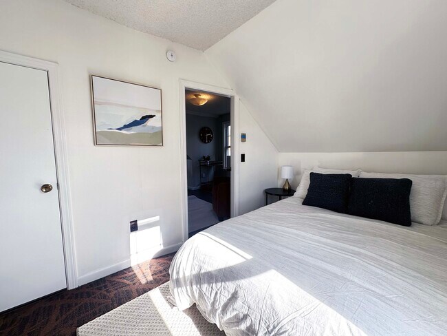 Building Photo - 13 Center St